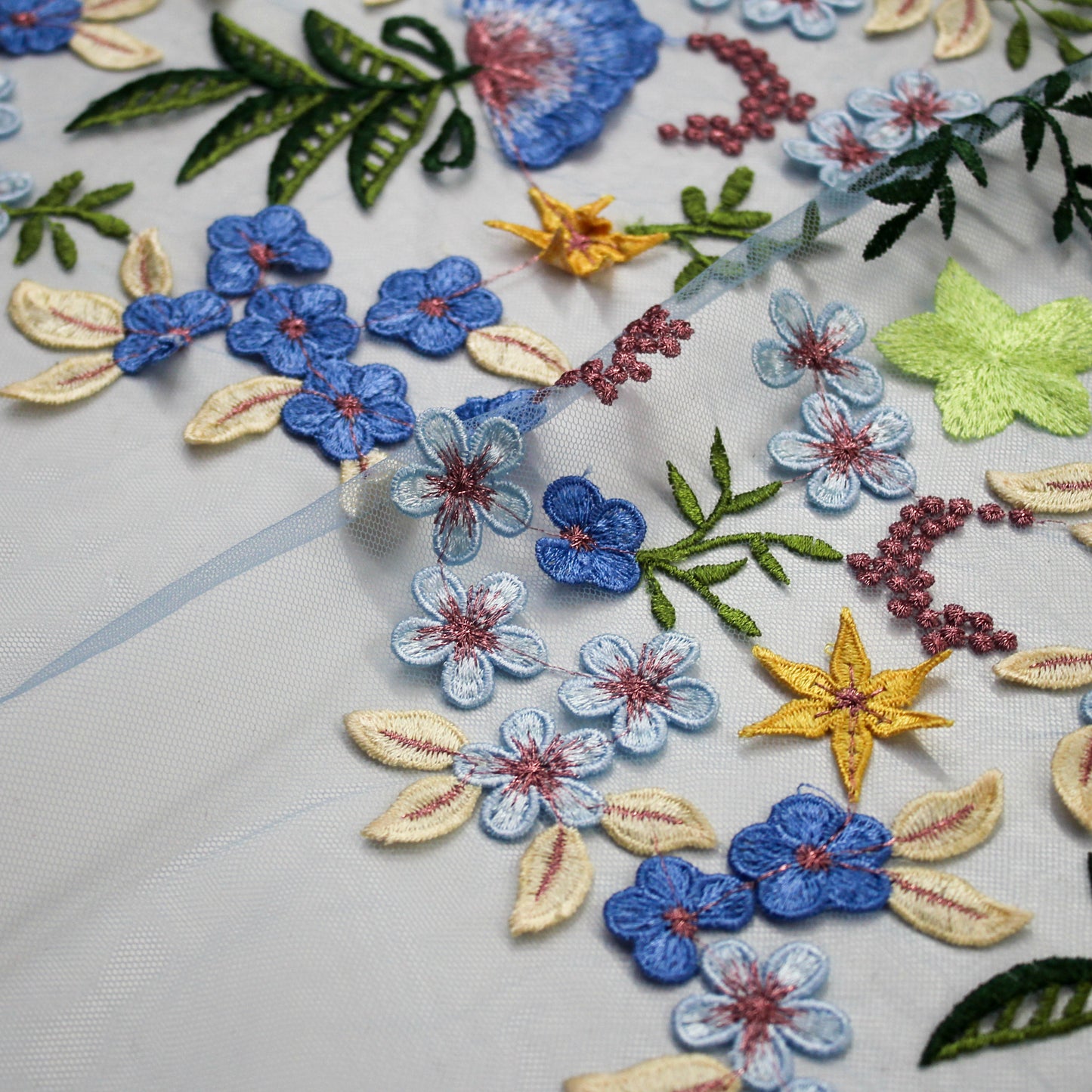 Tulle Alta Moda | Ramage di Fiori 3D a Stella e Nuvoletta Multicolor a Sviluppo Verticale