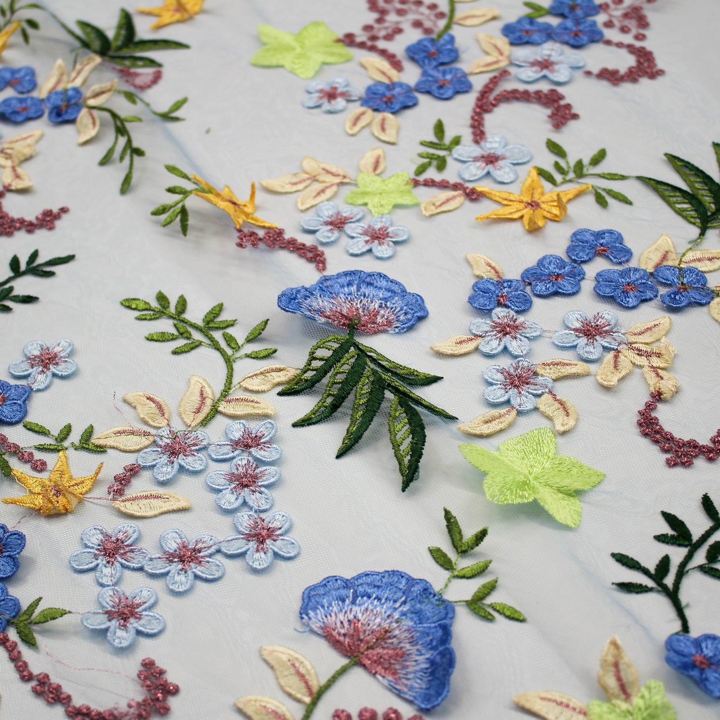 Tulle Alta Moda | Ramage di Fiori 3D a Stella e Nuvoletta Multicolor a Sviluppo Verticale