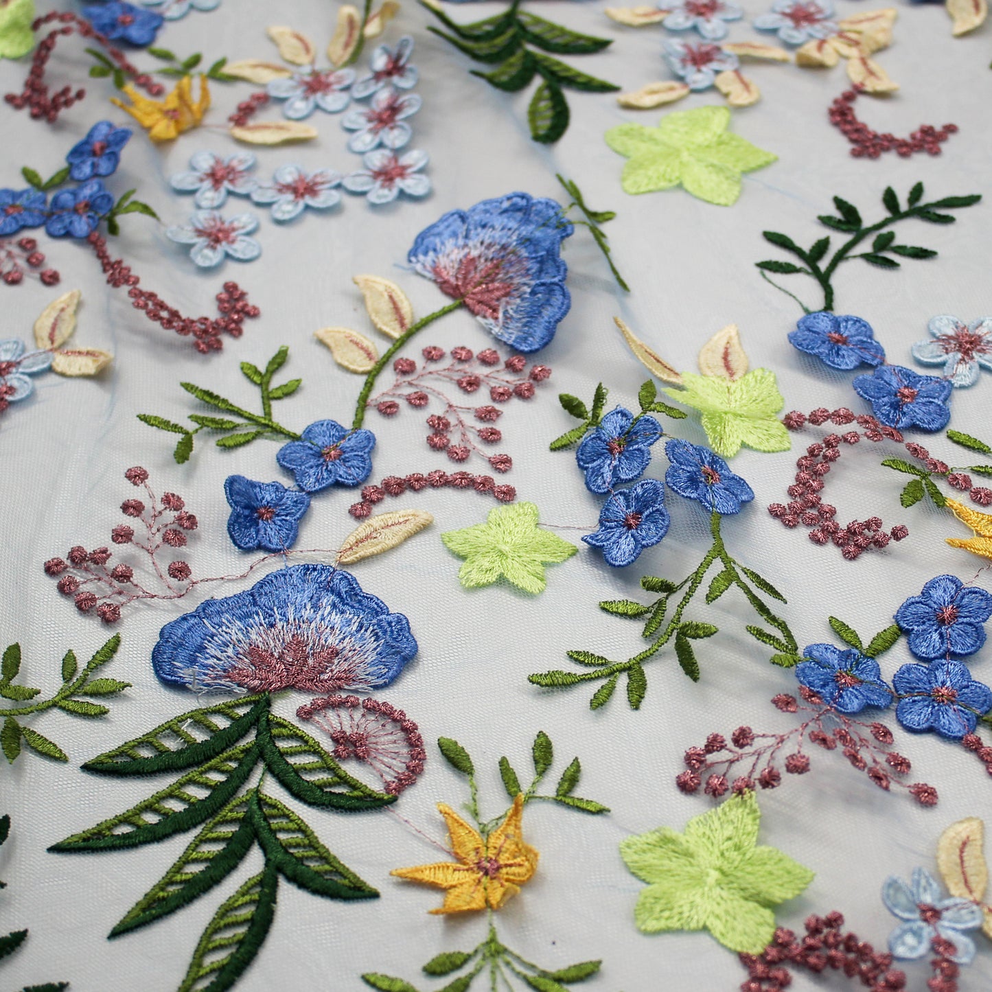 Tulle Alta Moda | Ramage di Fiori 3D a Stella e Nuvoletta Multicolor a Sviluppo Verticale