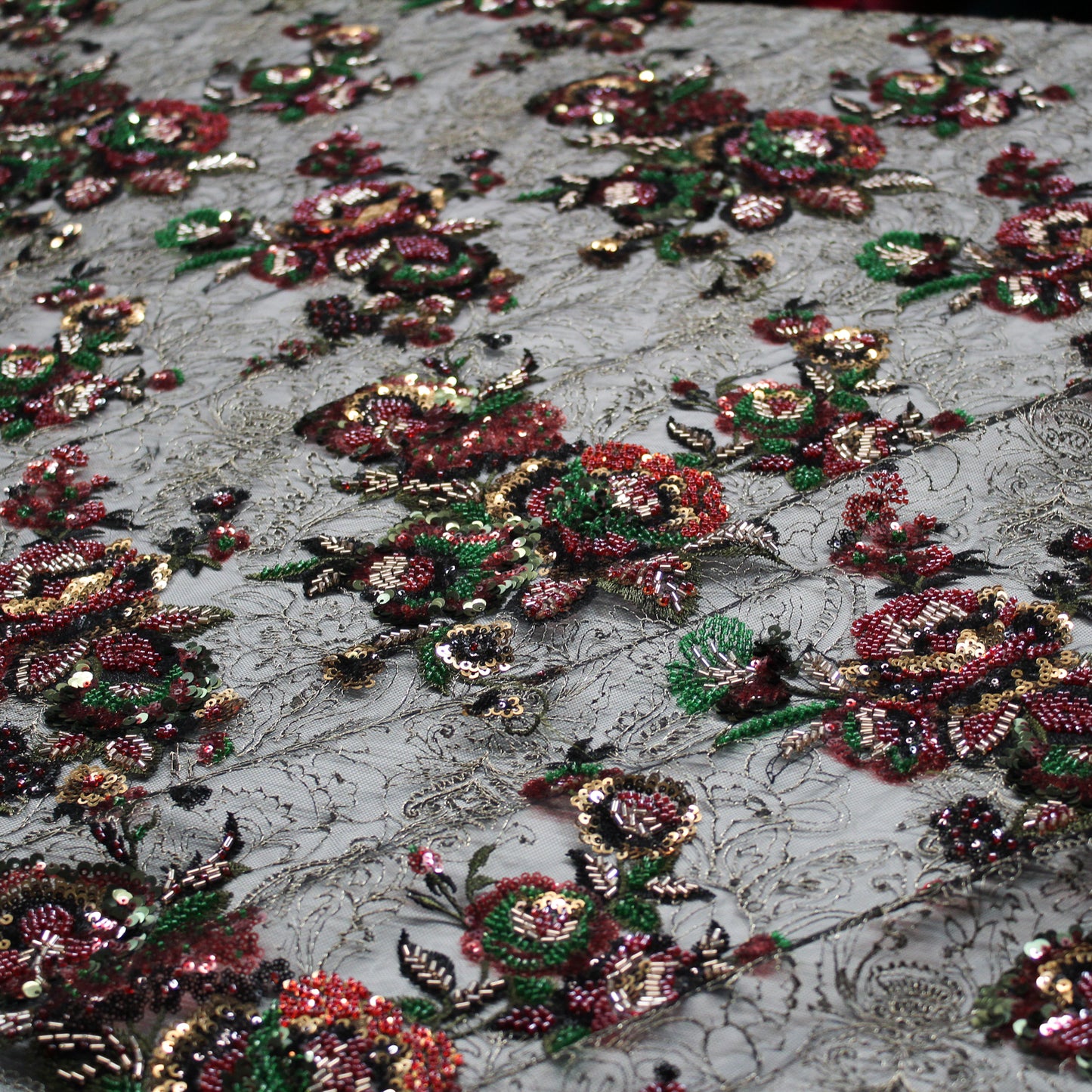 Tulle Nero Ricamato con Fiori in Paillettes, Coralli, Cannette e Filo Dorato