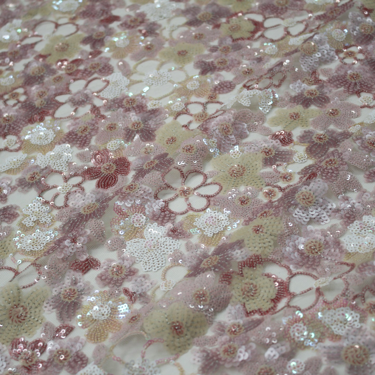 Tulle Ricamato a Campo Pieno | Fiori Multidimensione e Paillettes Multicolor