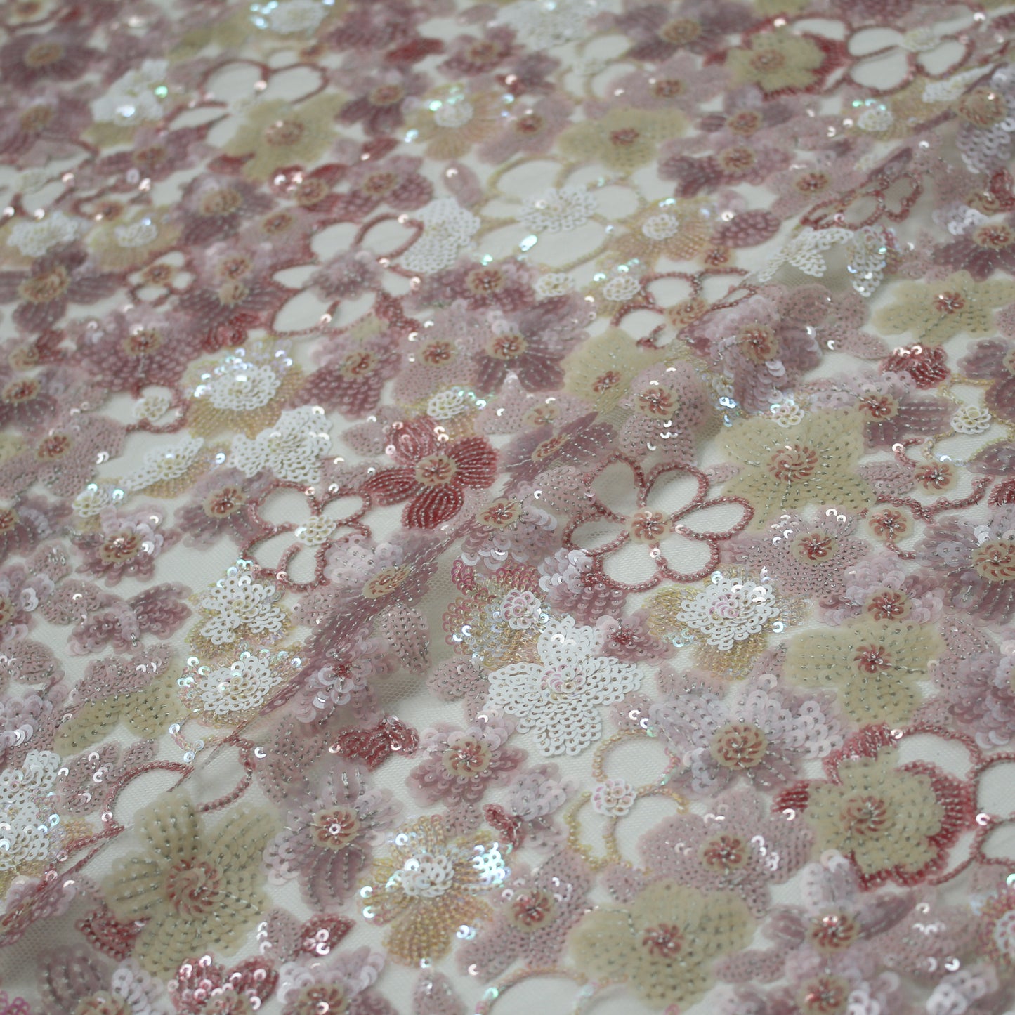 Tulle Ricamato a Campo Pieno | Fiori Multidimensione e Paillettes Multicolor