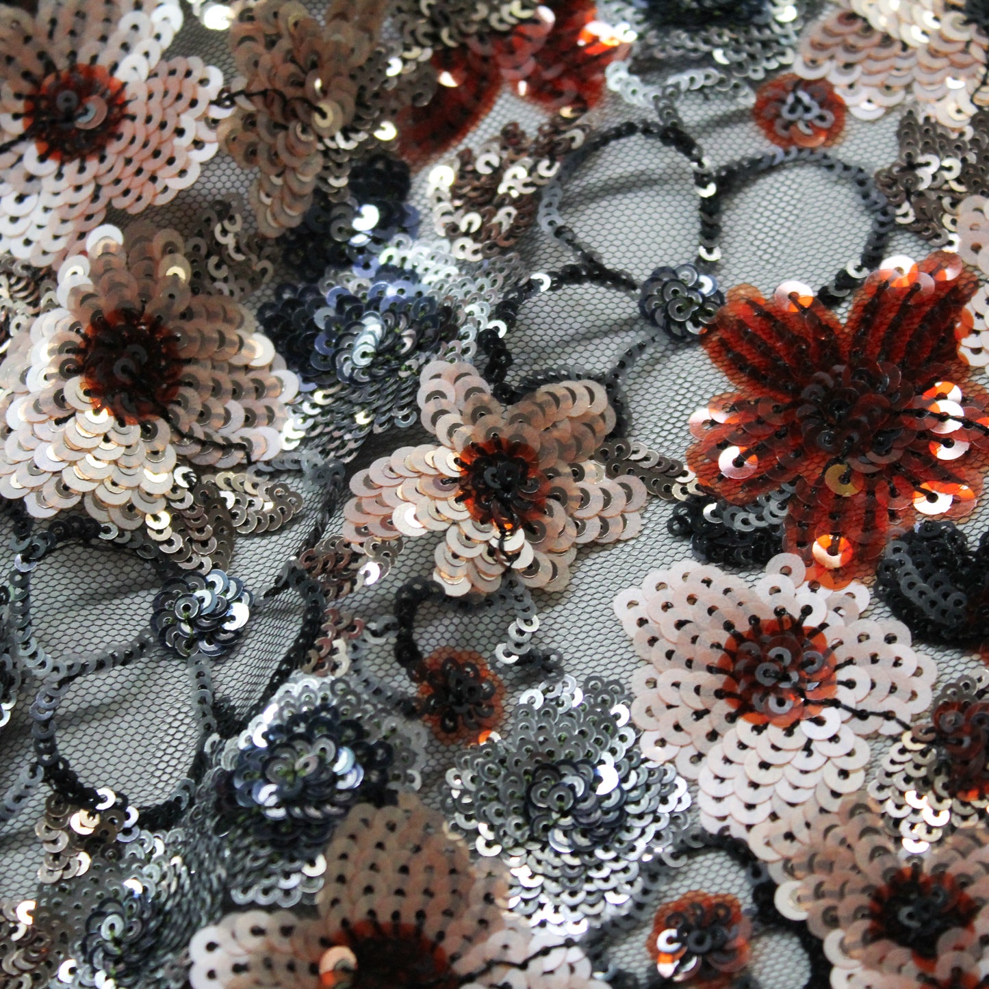 Tulle Ricamato a Campo Pieno | Fiori Multidimensione e Paillettes Multicolor