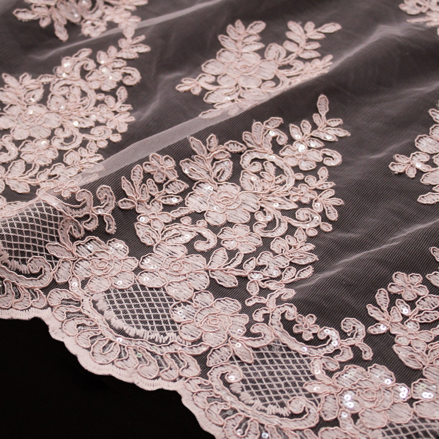 Tulle Ricamato a Filo con Rebrodatura Floreale e Paillettes