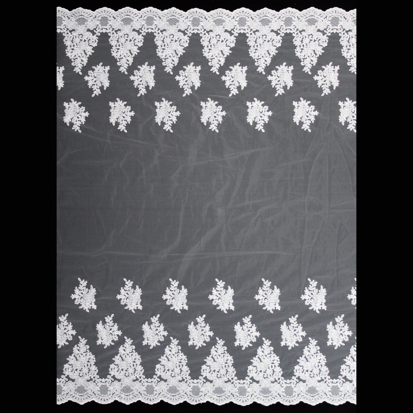 Tulle Ricamato a Filo con Rebrodatura Floreale e Paillettes