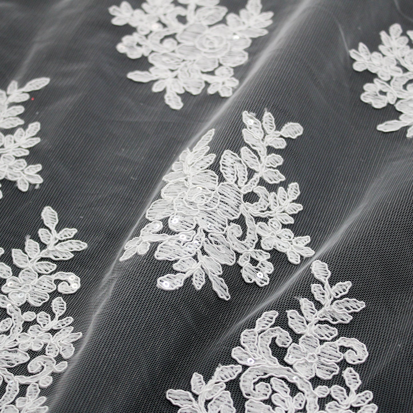 Tulle Ricamato a Filo con Rebrodatura Floreale e Paillettes