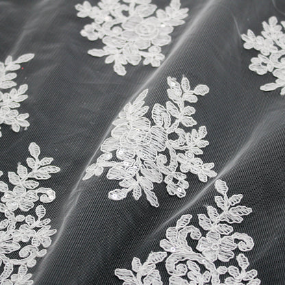 Tulle Ricamato a Filo con Rebrodatura Floreale e Paillettes