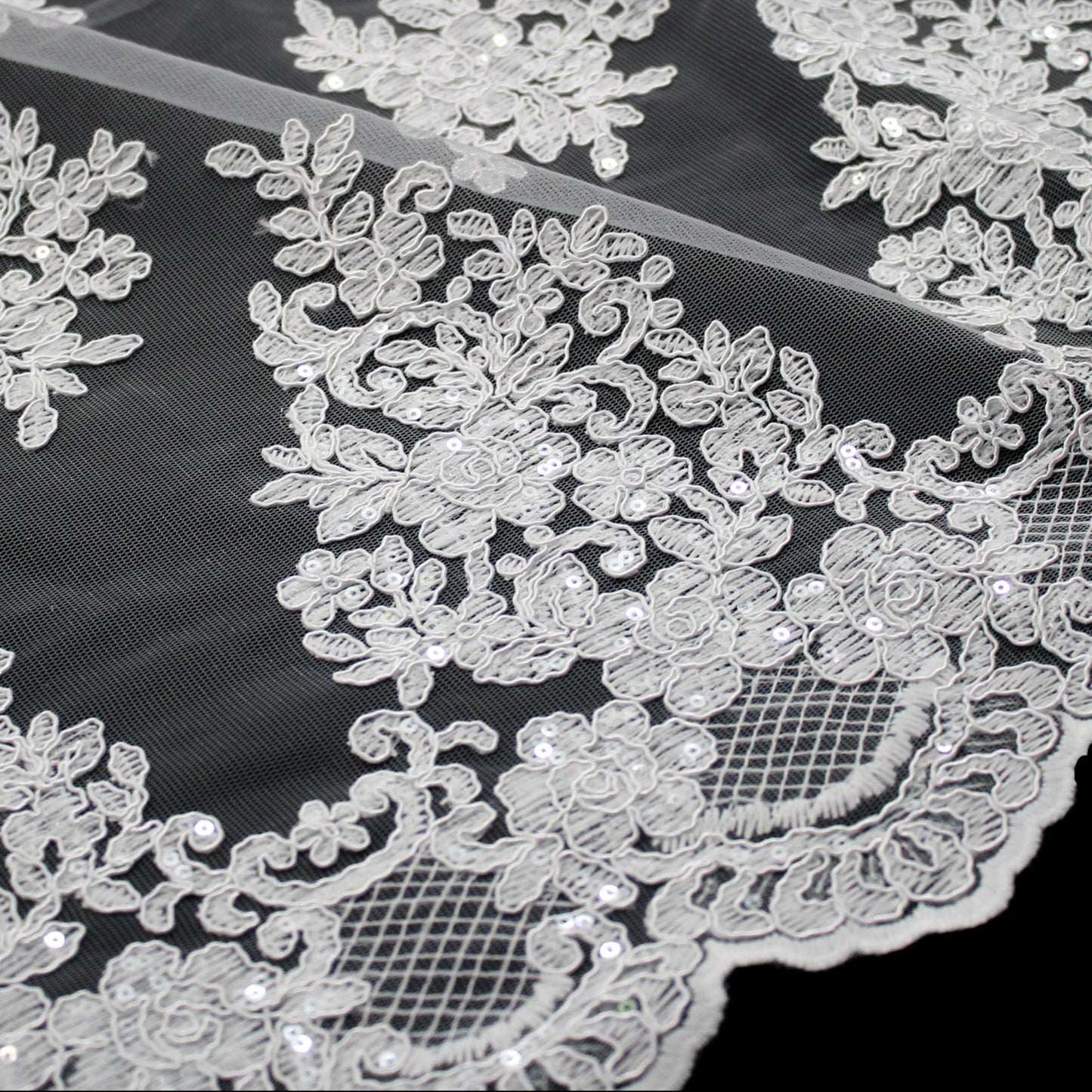 Tulle Ricamato a Filo con Rebrodatura Floreale e Paillettes