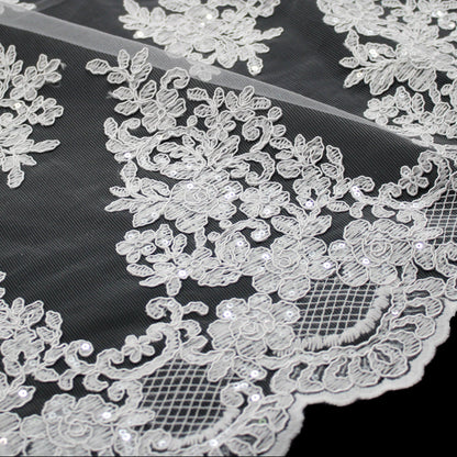 Tulle Ricamato a Filo con Rebrodatura Floreale e Paillettes