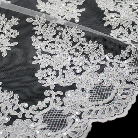 Tulle Ricamato a Filo con Rebrodatura Floreale e Paillettes