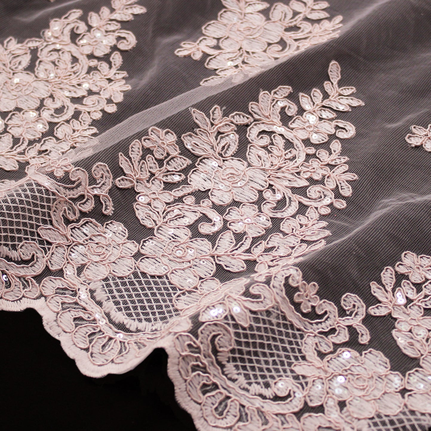 Tulle Ricamato a Filo con Rebrodatura Floreale e Paillettes