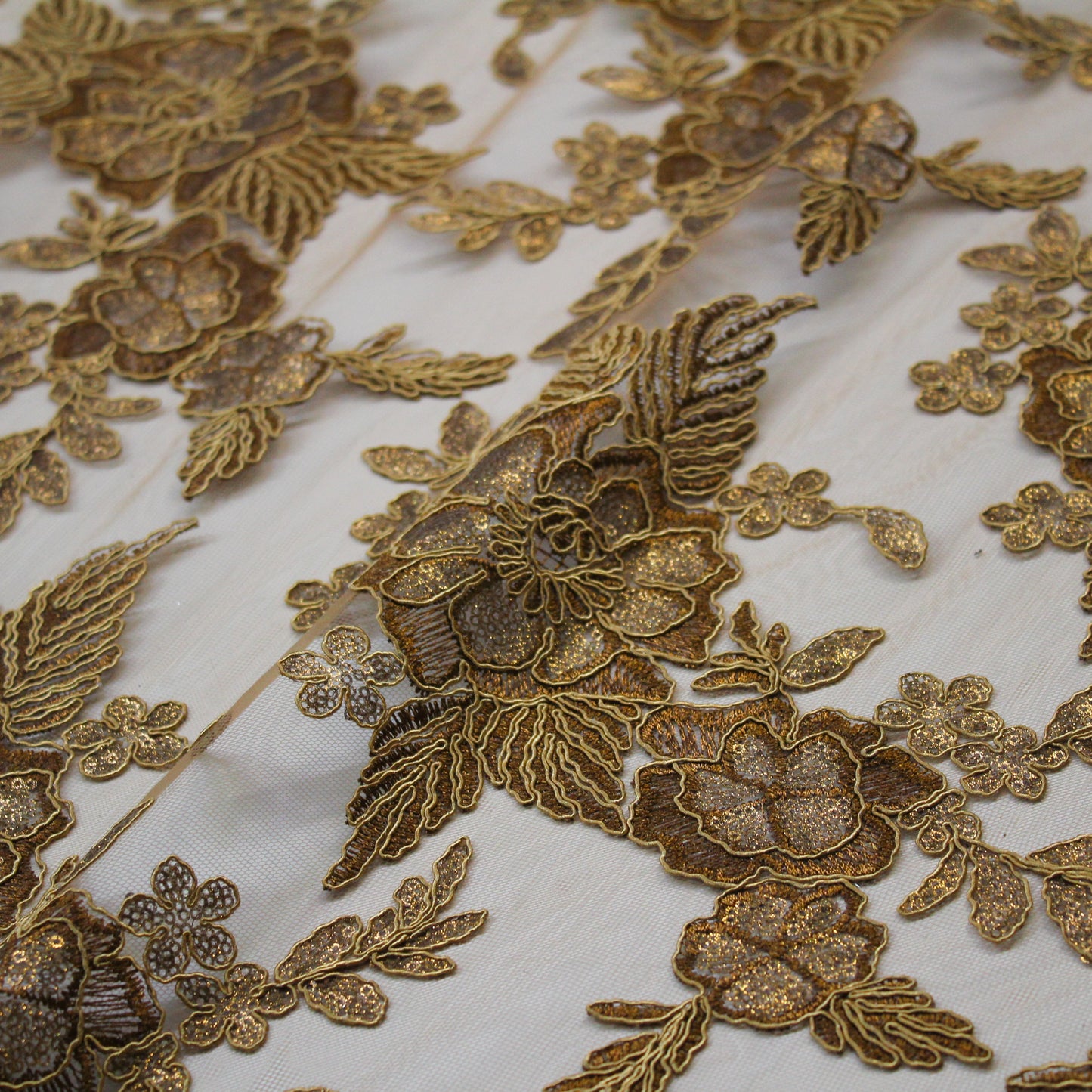 Tulle Ricamato a Filo | Mazzi di Fiori in Rebrodé con Paillettes