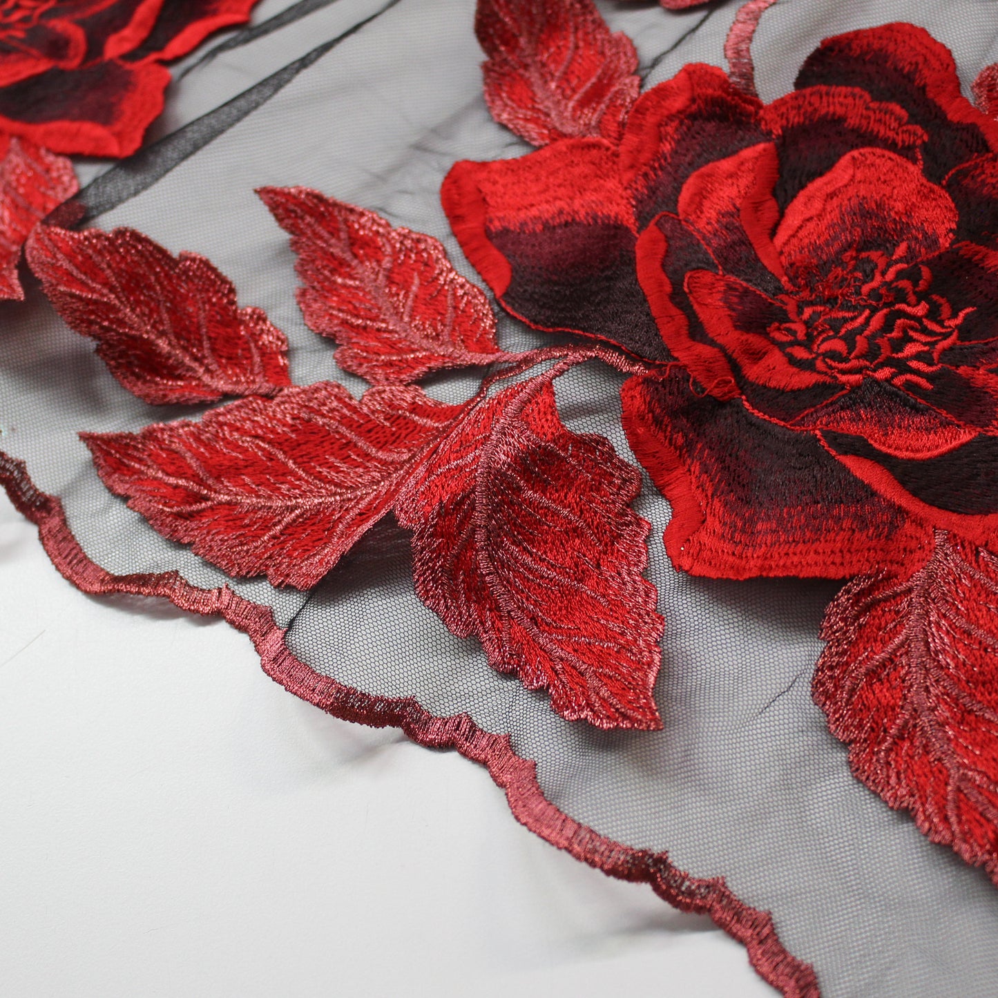 Tulle Ricamato a Filo | Rose in Gruppi Verticali a Degradé