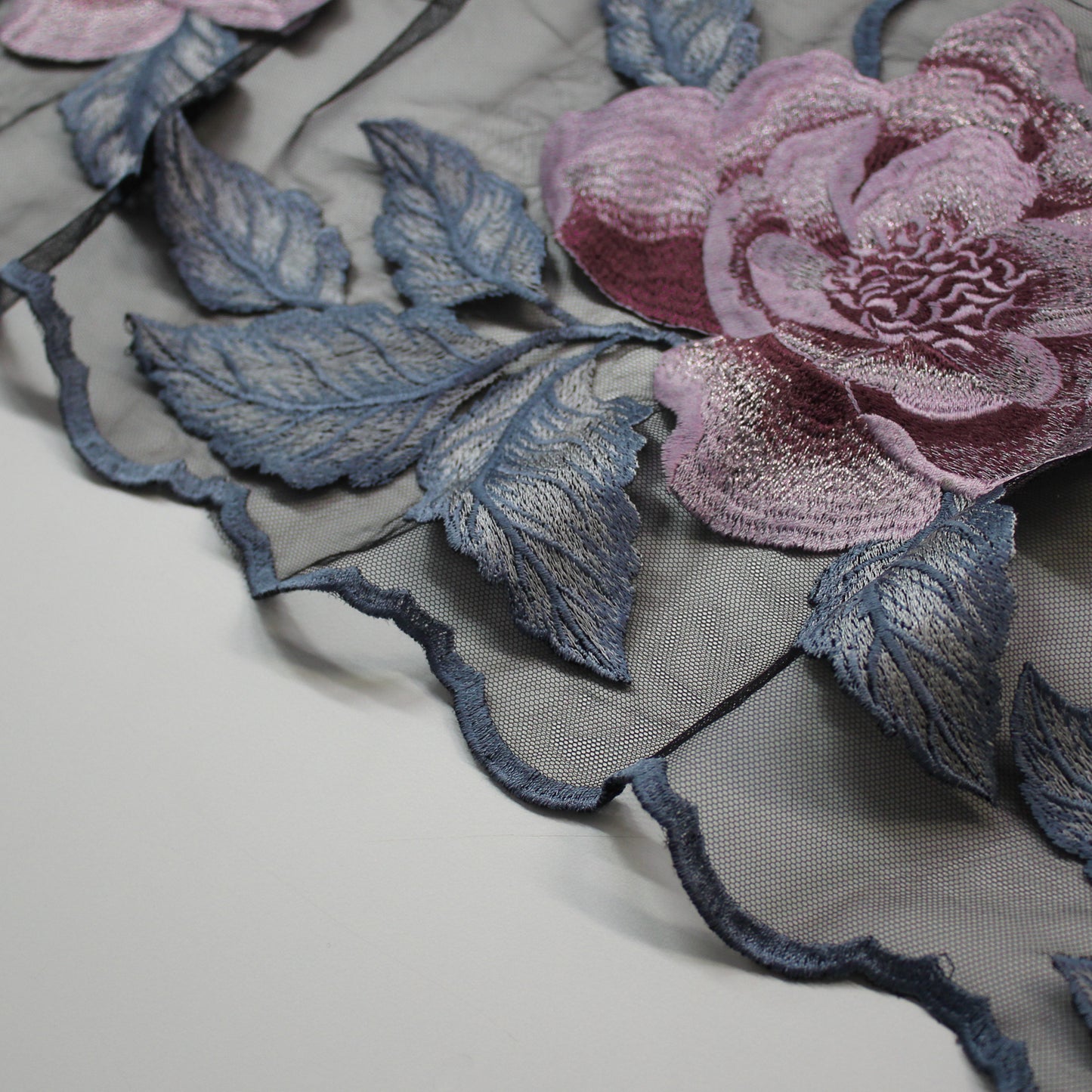 Tulle Ricamato a Filo | Rose in Gruppi Verticali a Degradé