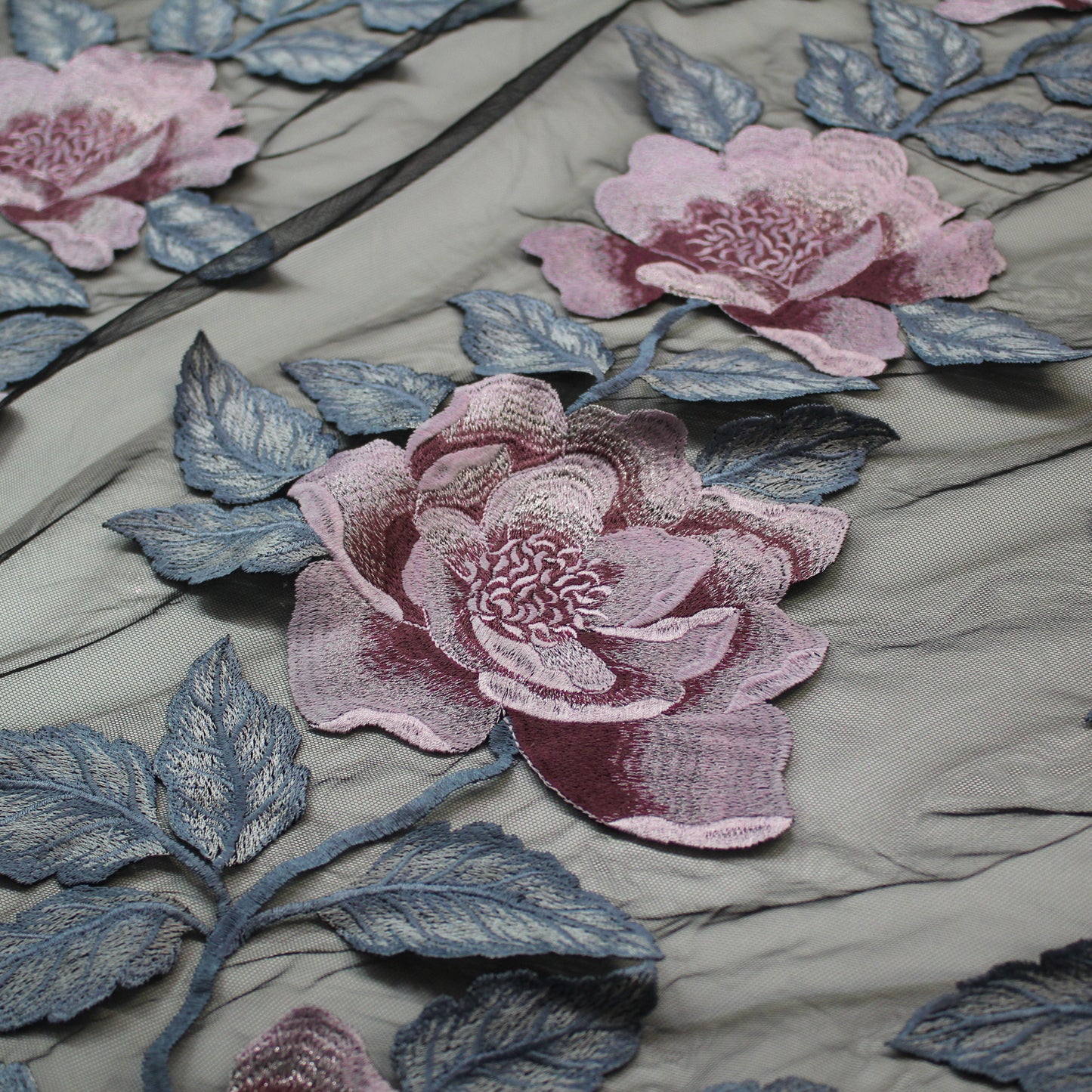 Tulle Ricamato a Filo | Rose in Gruppi Verticali a Degradé