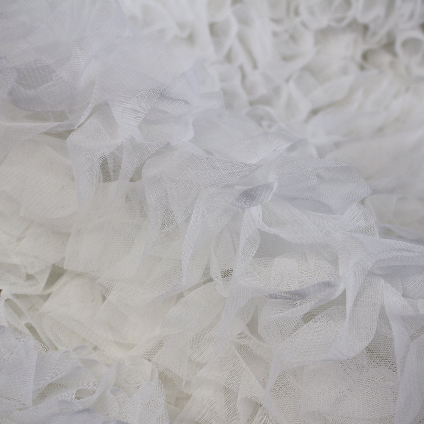 Tulle Ricamato con Balze e Rouches