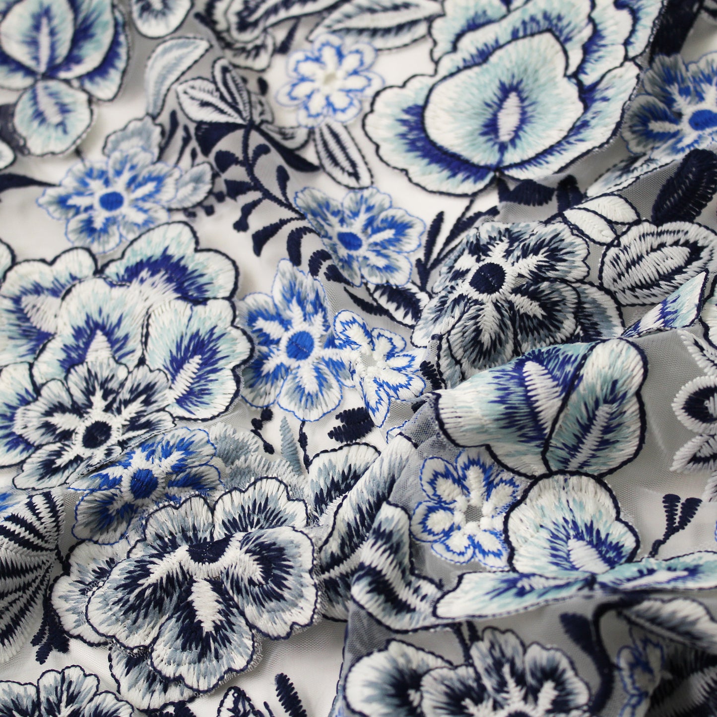 Tulle Ricamato Bianco con Fiori Blu a Rilievo