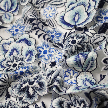 Tulle Ricamato Bianco con Fiori Blu a Rilievo