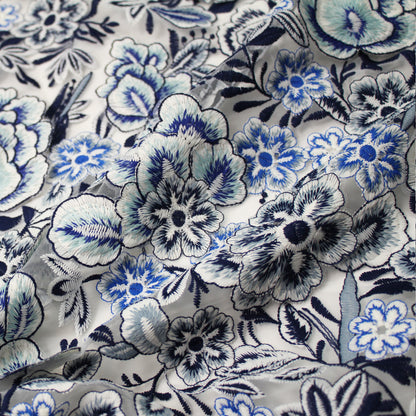 Tulle Ricamato Bianco con Fiori Blu a Rilievo