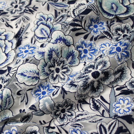Tulle Ricamato Bianco con Fiori Blu a Rilievo