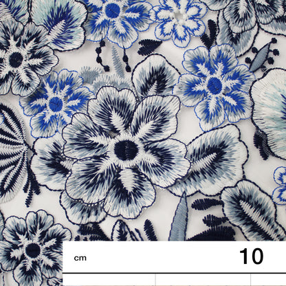 Tulle Ricamato Bianco con Fiori Blu a Rilievo