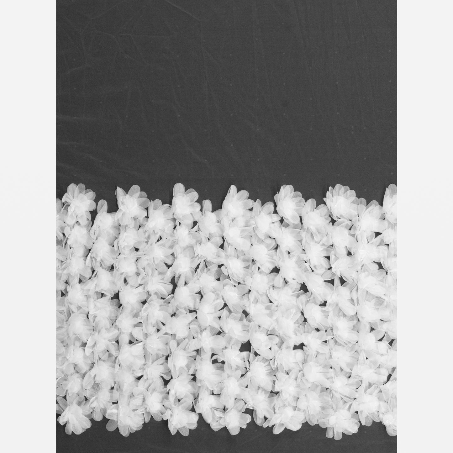 Tulle Ricamato con Fiori 3D e Petali Lucidi