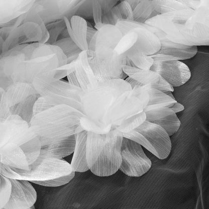 Tulle Ricamato con Fiori 3D e Petali Lucidi