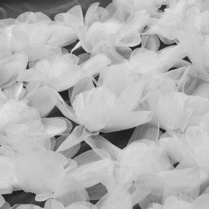 Tulle Ricamato con Fiori 3D e Petali Lucidi