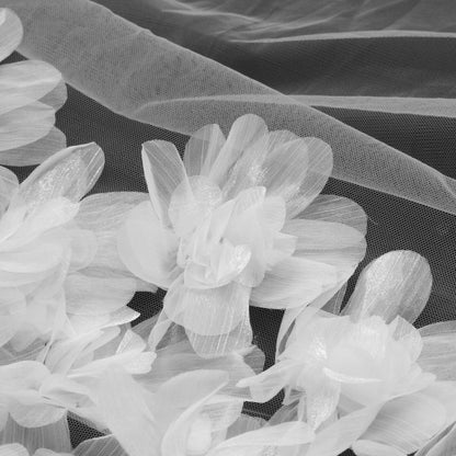 Tulle Ricamato con Fiori 3D e Petali Lucidi