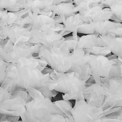 Tulle Ricamato con Fiori 3D e Petali Lucidi