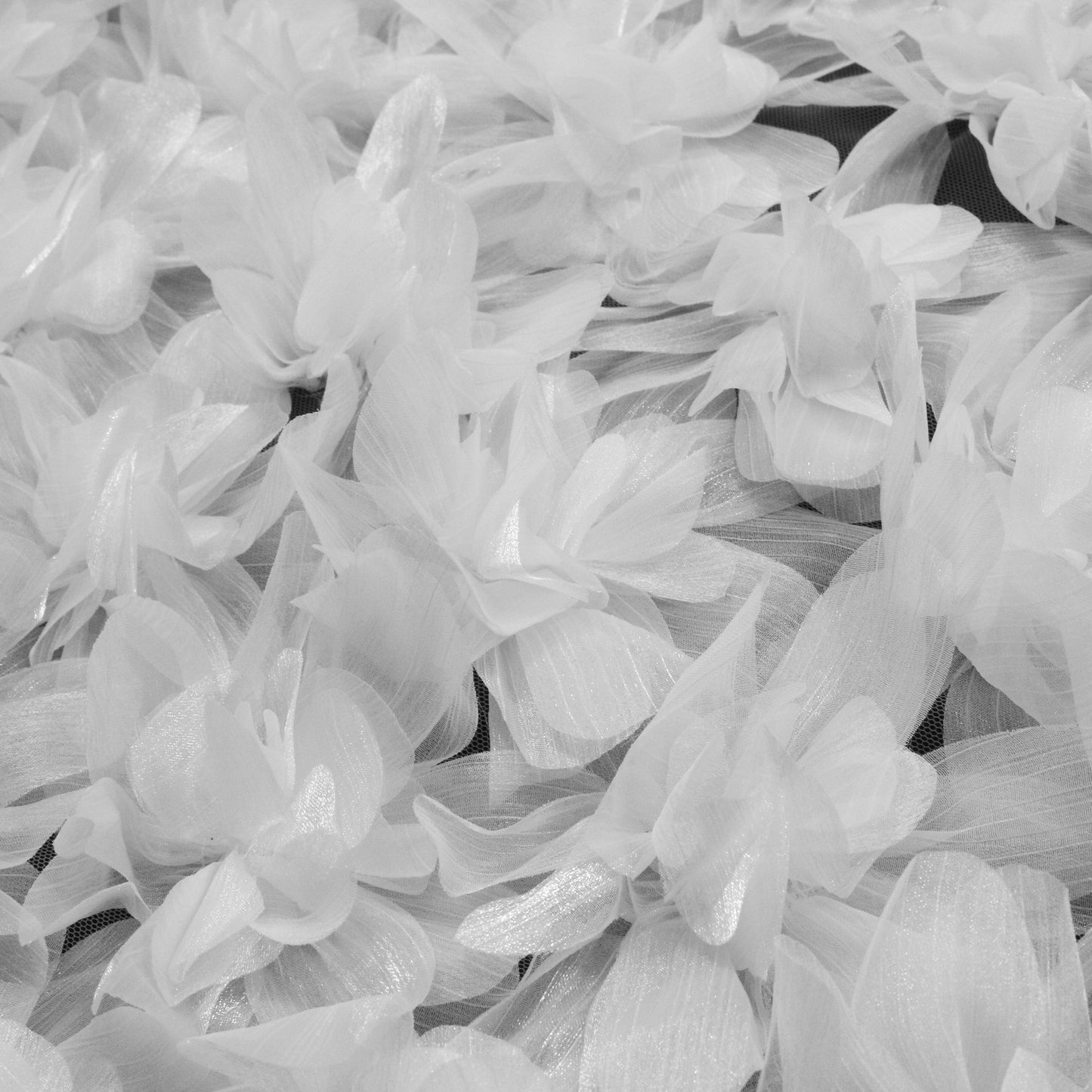 Tulle Ricamato con Fiori 3D e Petali Lucidi