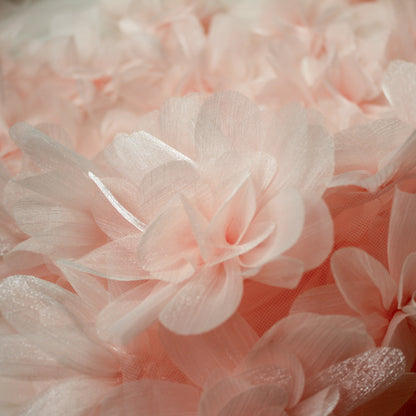 Tulle Ricamato con Fiori 3D e Petali Lucidi