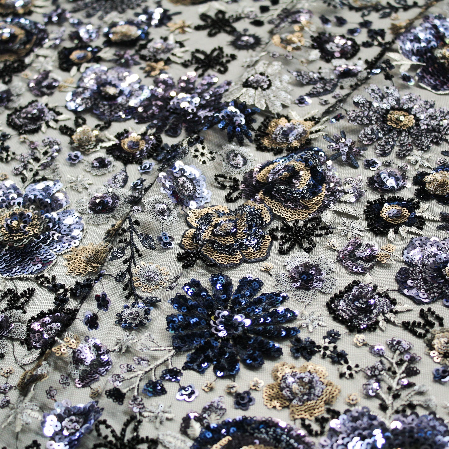 Tulle Alta Moda con Ricamo Floreale Multiforme, Paillettes, Perline e Coralli