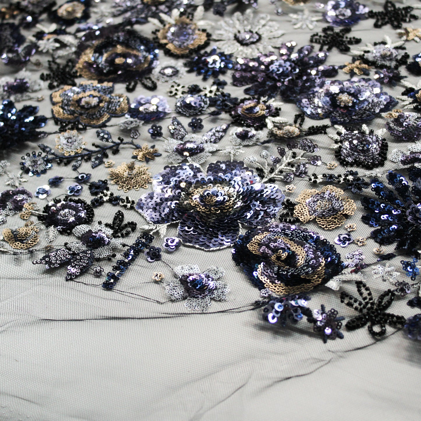 Tulle Alta Moda con Ricamo Floreale Multiforme, Paillettes, Perline e Coralli