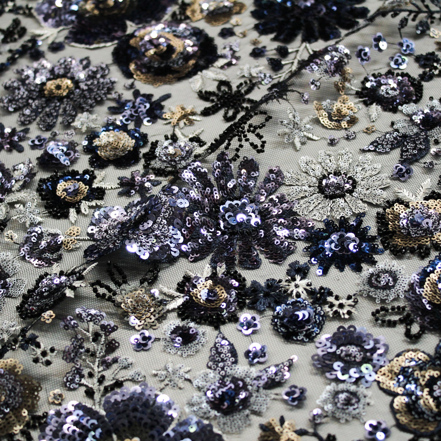 Tulle Alta Moda con Ricamo Floreale Multiforme, Paillettes, Perline e Coralli