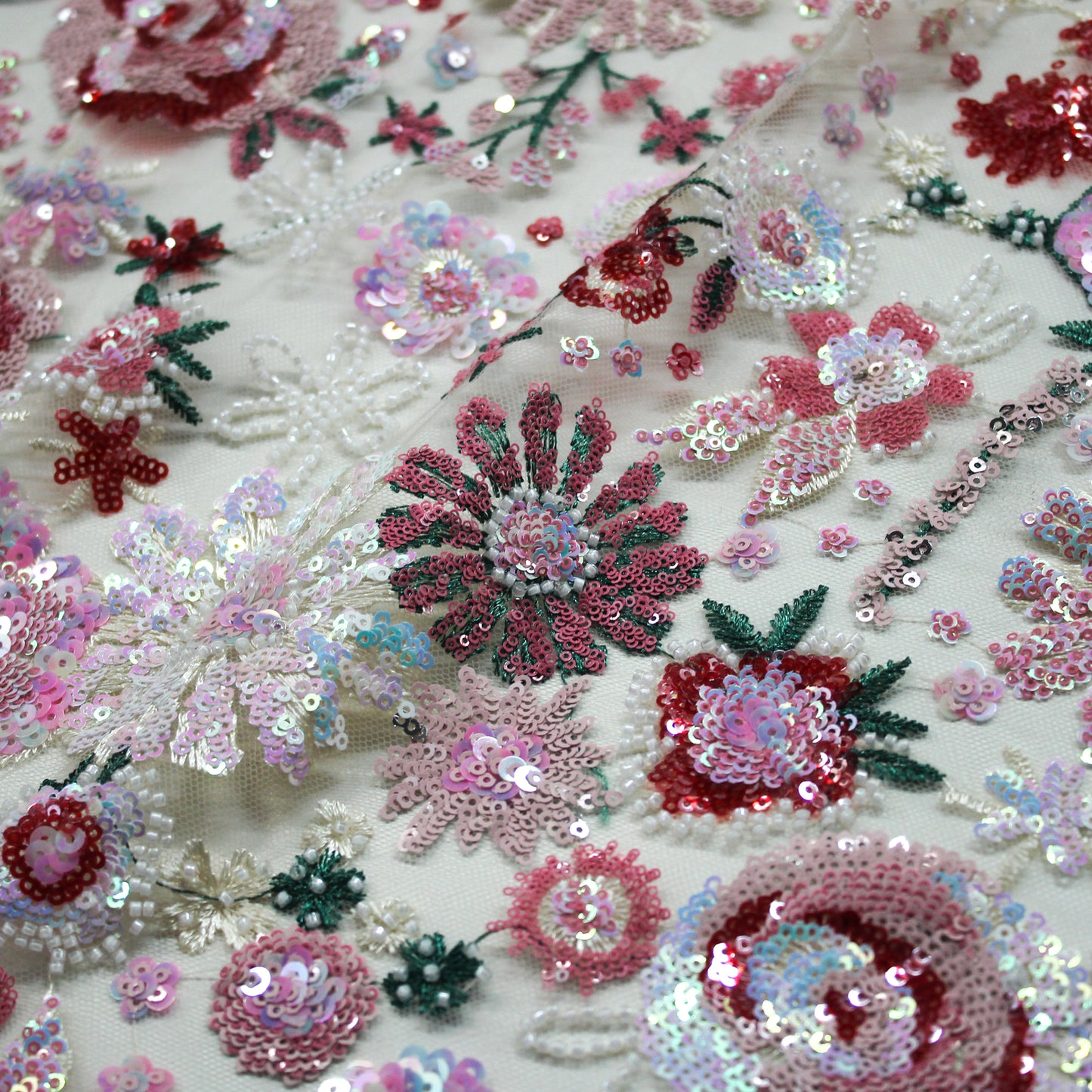 Tulle Alta Moda con Ricamo Floreale Multiforme, Paillettes, Perline e Coralli