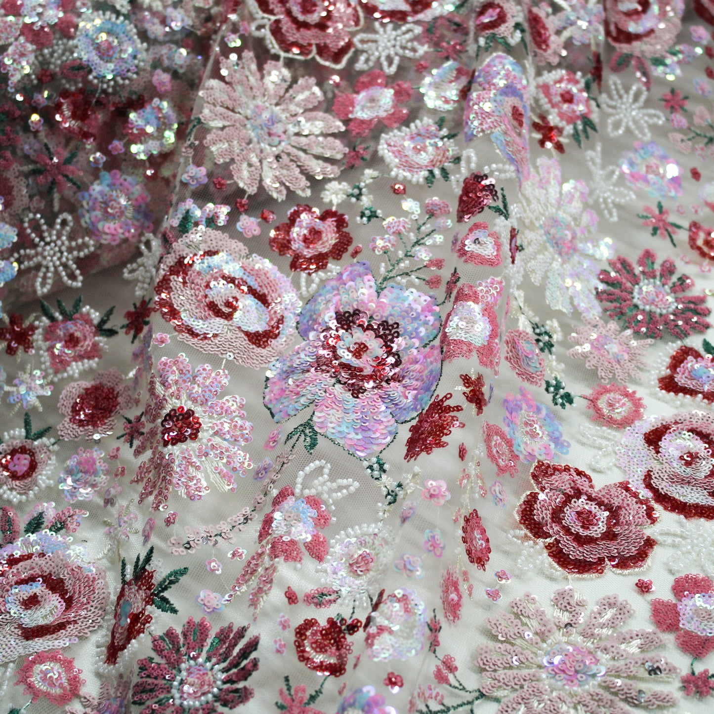Tulle Alta Moda con Ricamo Floreale Multiforme, Paillettes, Perline e Coralli