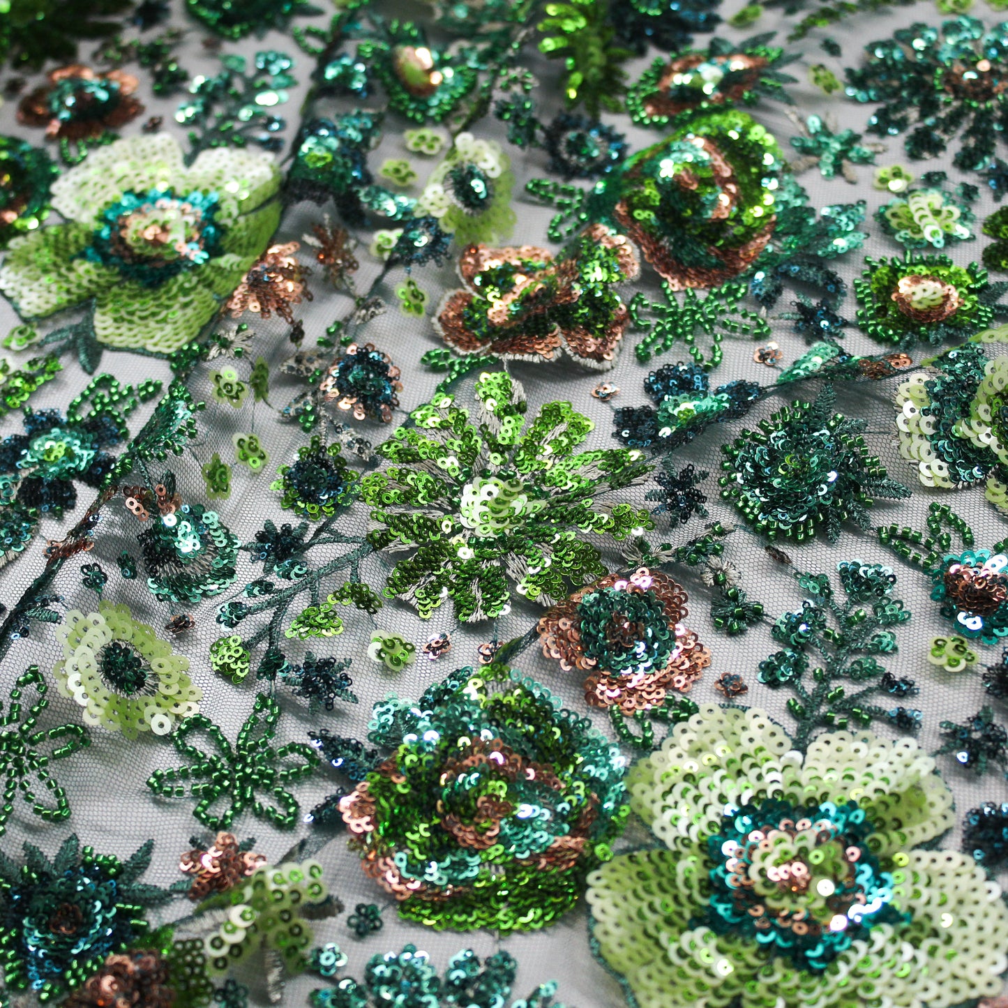 Tulle Alta Moda con Ricamo Floreale Multiforme, Paillettes, Perline e Coralli