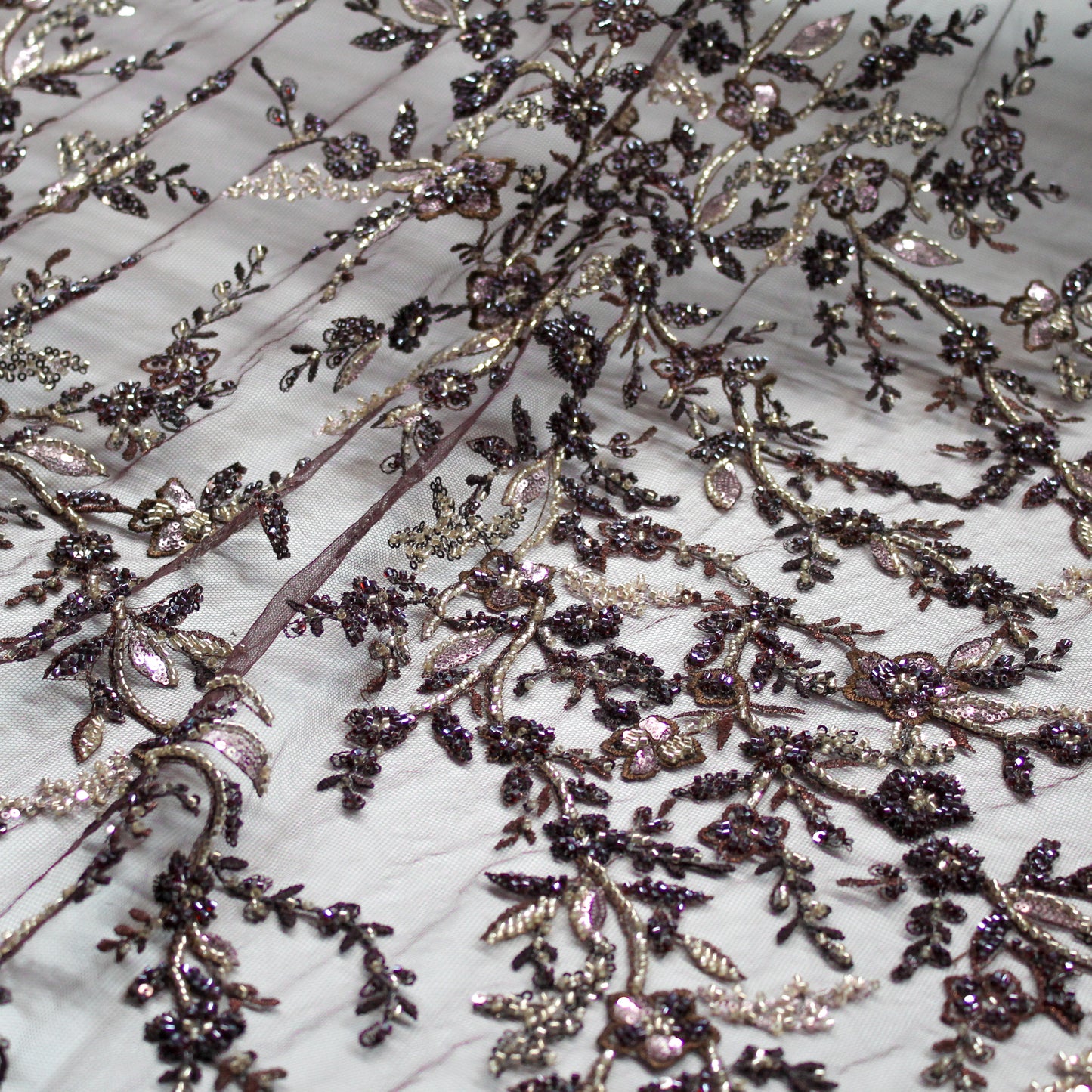 Tulle Ricamato con Motivo Floreale, Coralli e Paillettes