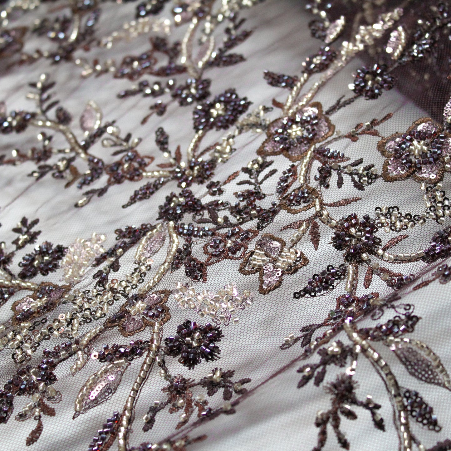 Tulle Ricamato con Motivo Floreale, Coralli e Paillettes