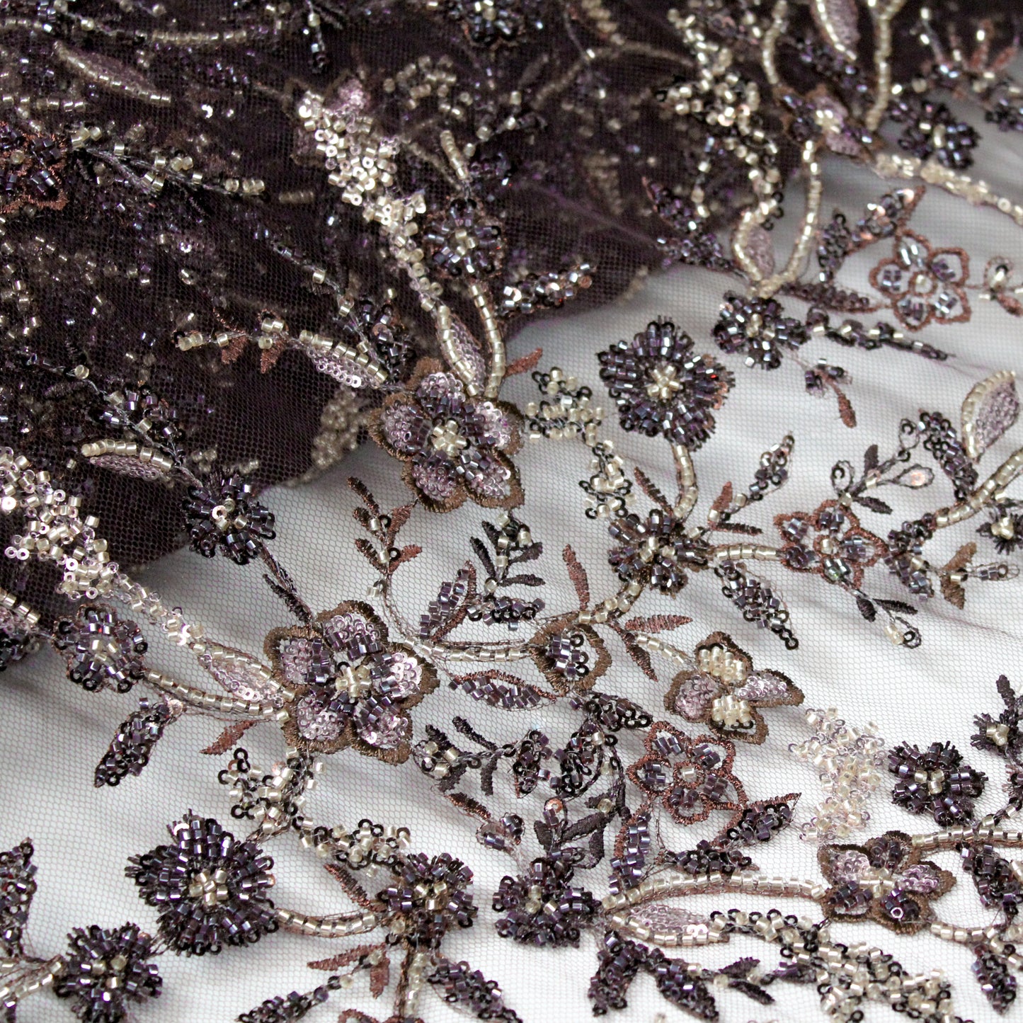 Tulle Ricamato con Motivo Floreale, Coralli e Paillettes