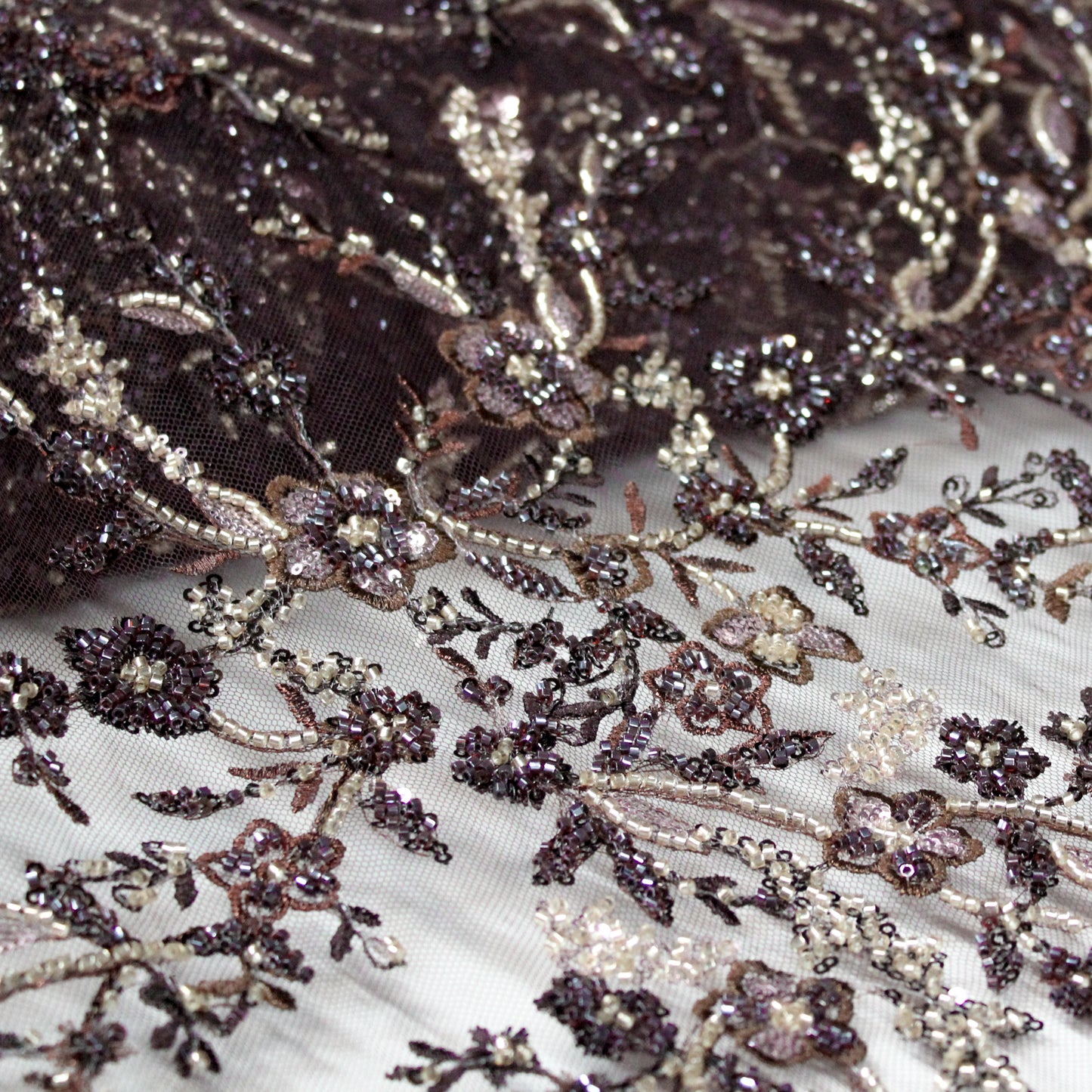 Tulle Ricamato con Motivo Floreale, Coralli e Paillettes