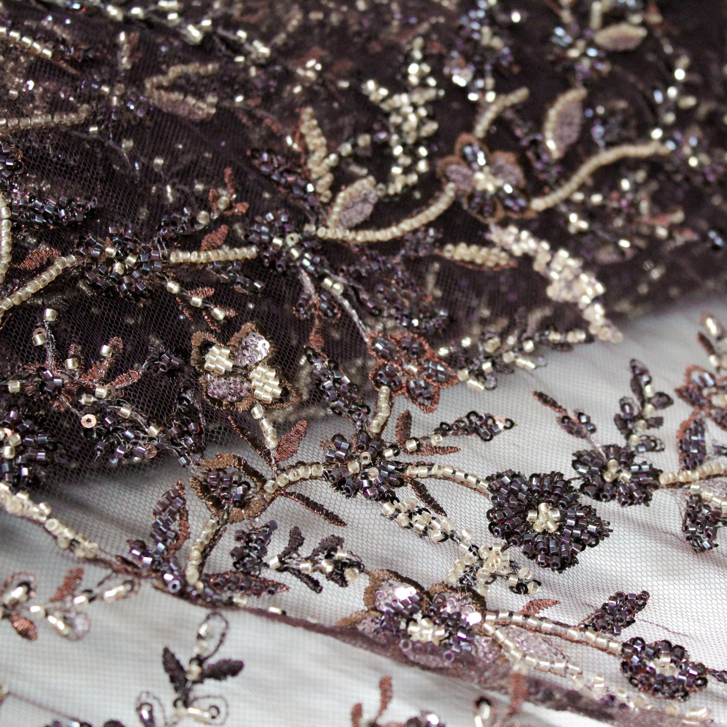 Tulle Ricamato con Motivo Floreale, Coralli e Paillettes