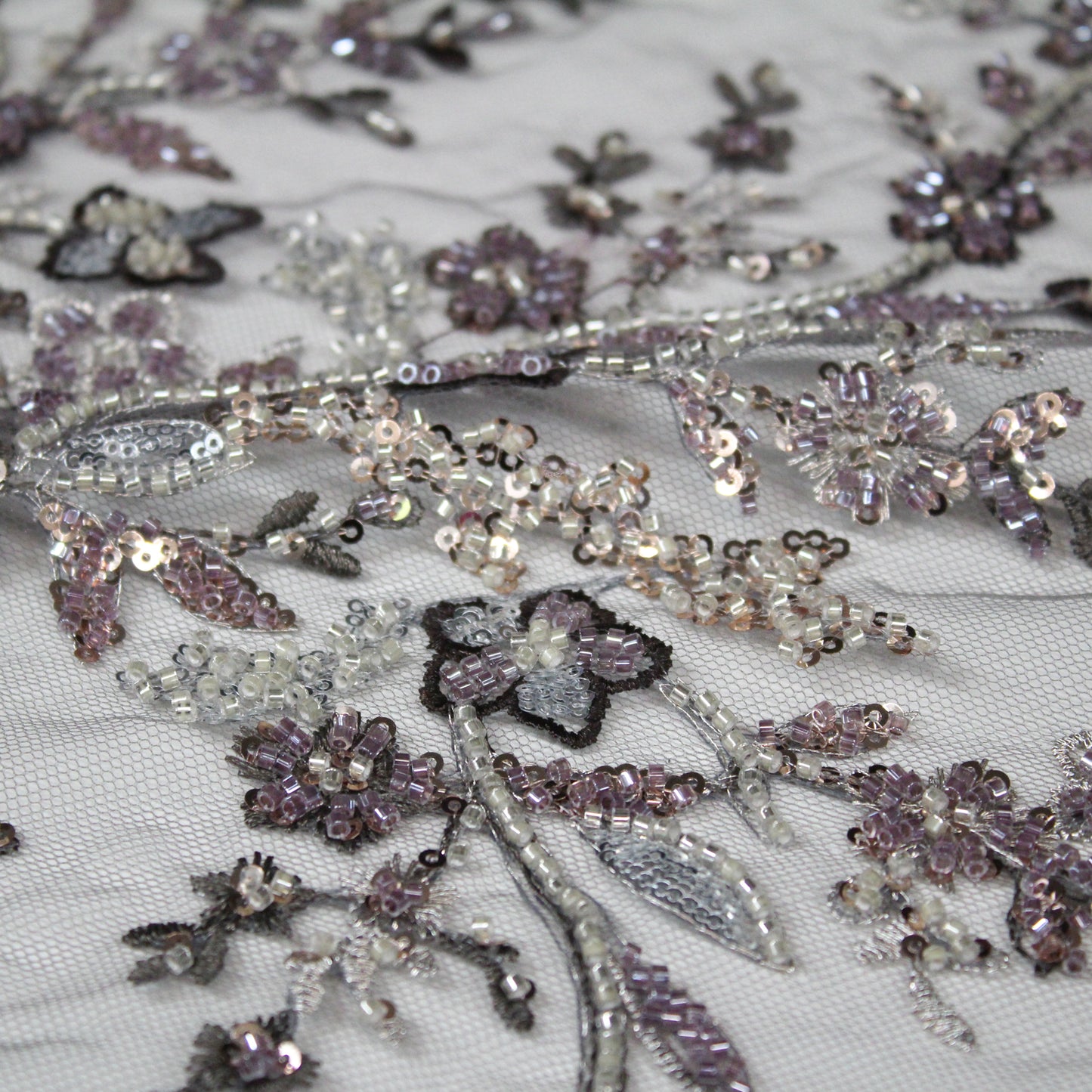 Tulle Ricamato con Motivo Floreale, Coralli e Paillettes