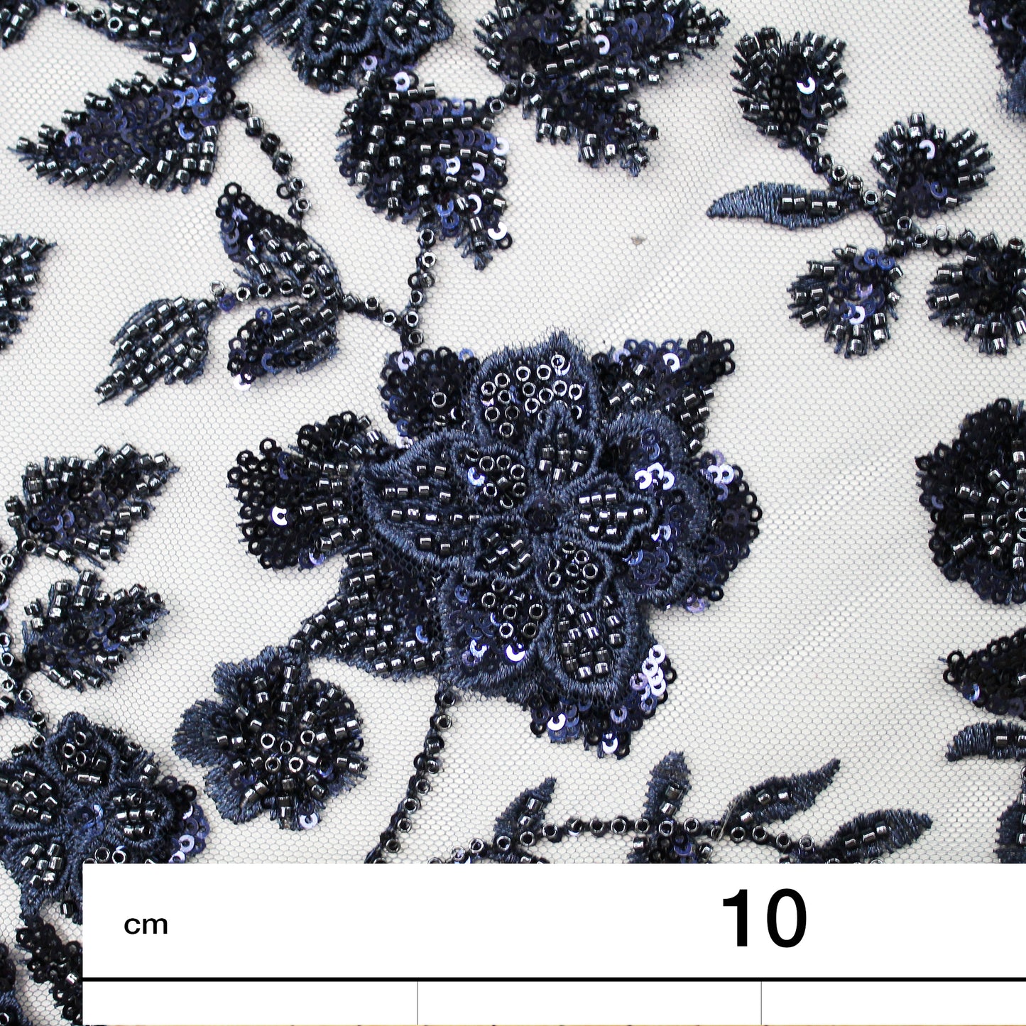 Tulle Ricamato con Degradè di Fiori 3D, Paillettes e Coralli