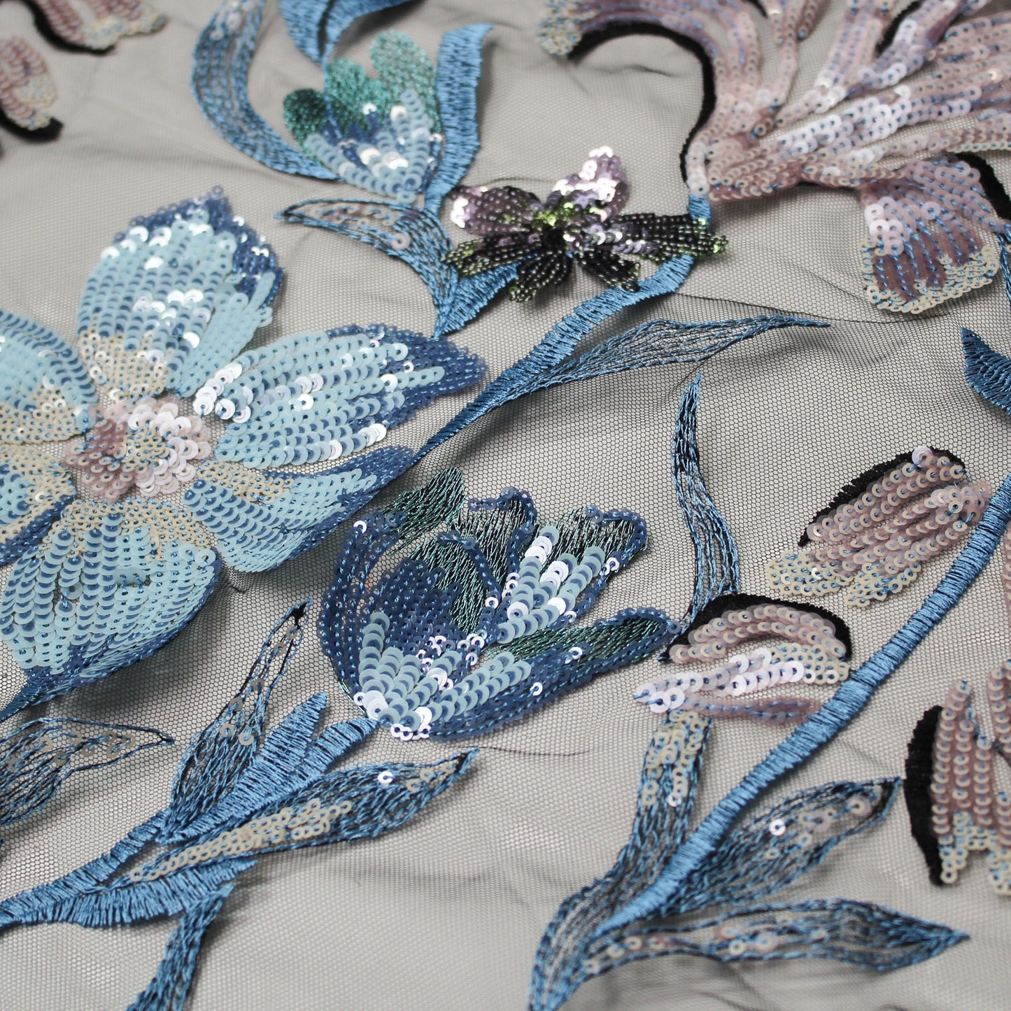 Tulle Ricamato a Filo con Motivo Floreale e Paillettes Multicolor