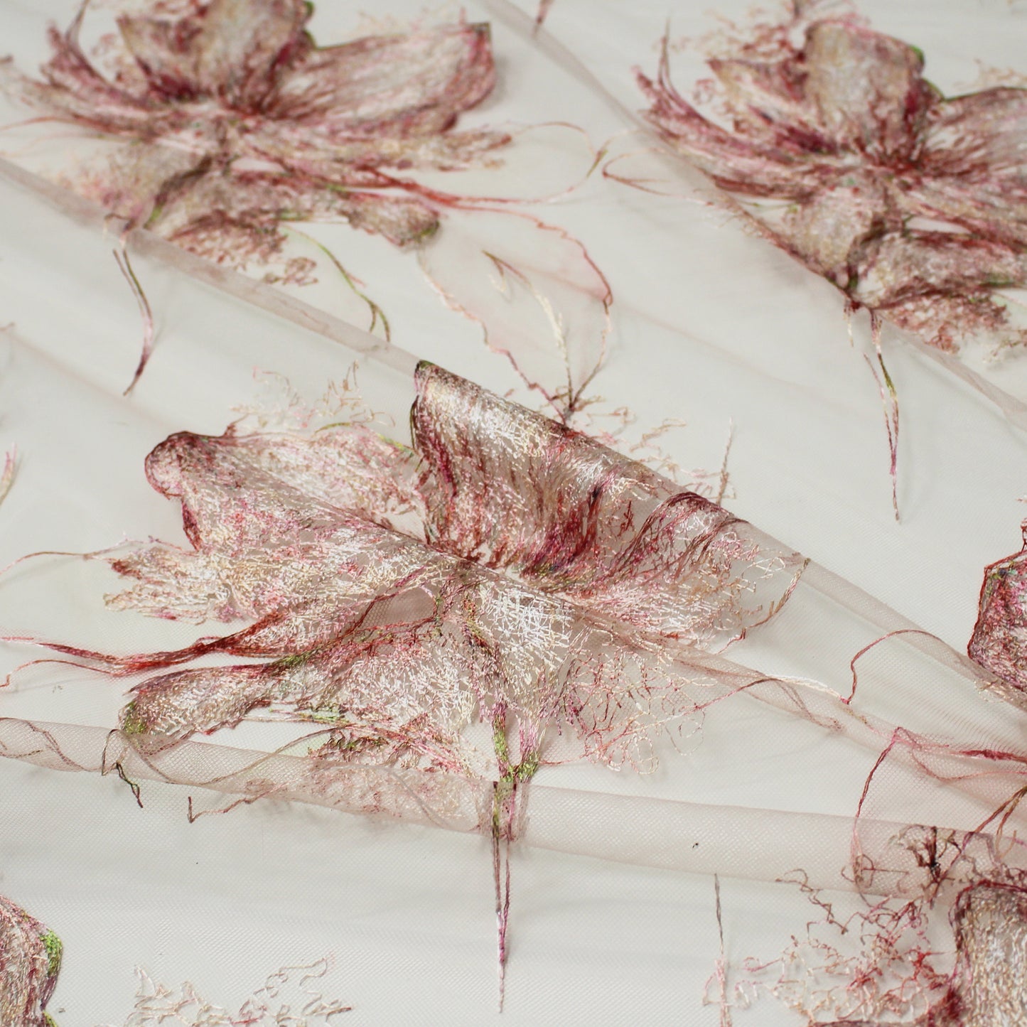 Tulle Ricamato a Filo con Fiori Grandi