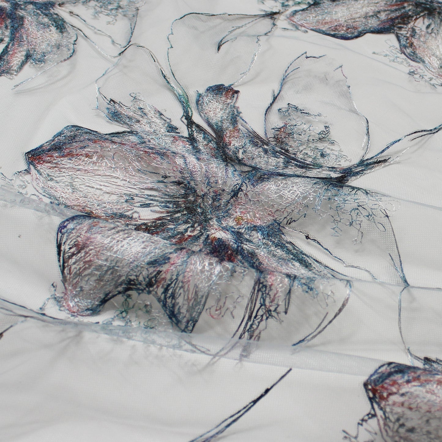Tulle Ricamato a Filo con Fiori Grandi