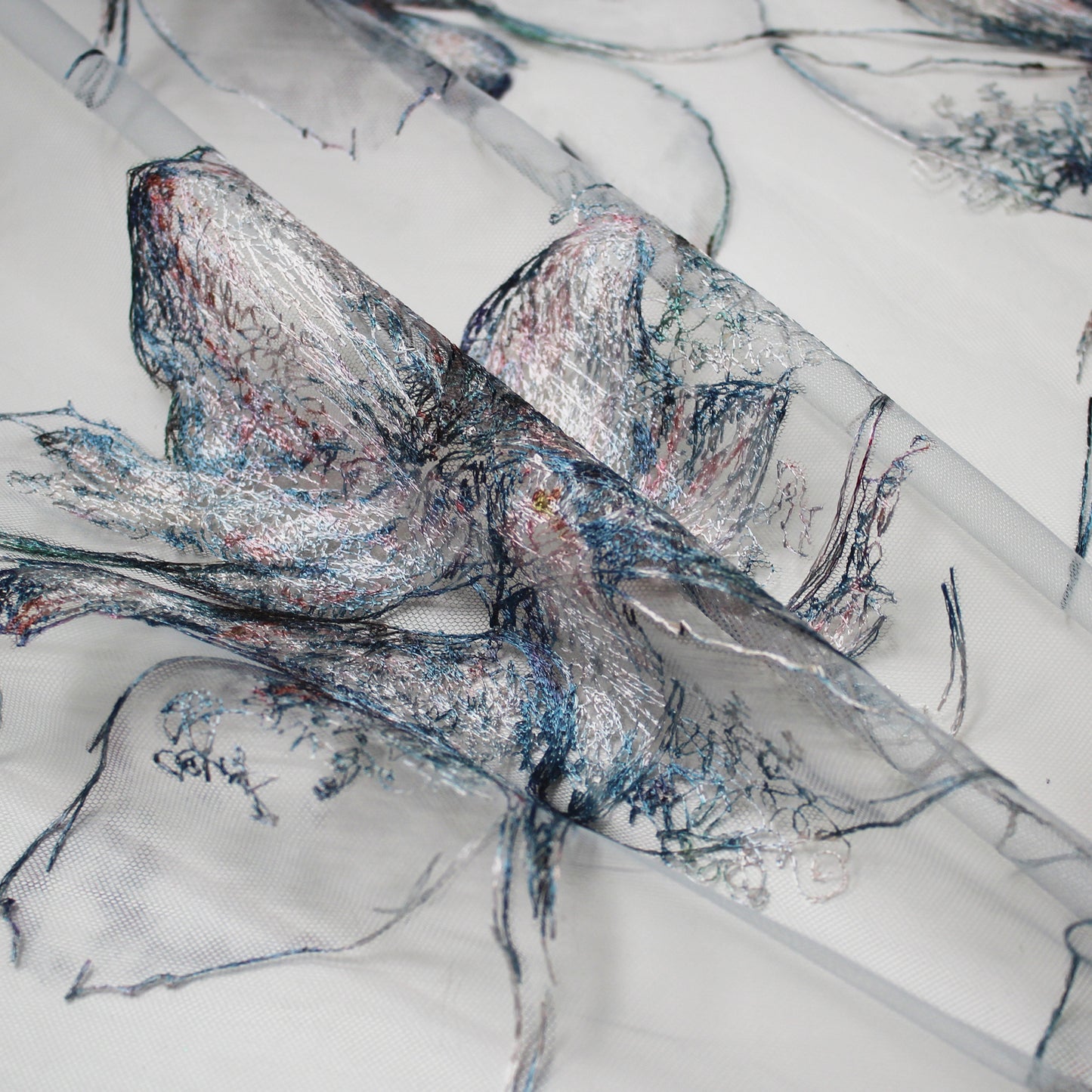 Tulle Ricamato a Filo con Fiori Grandi