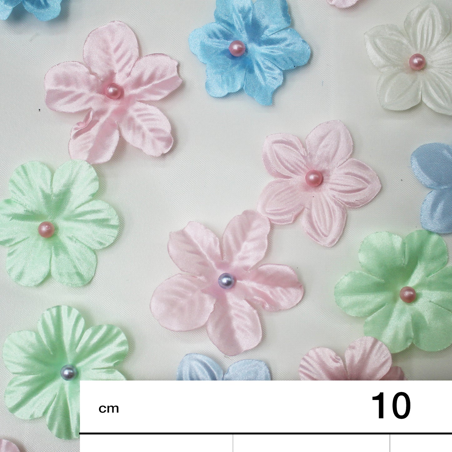 Tulle Ricamato con Fiori 3D Degradè in Organza Multicolor con Perlina